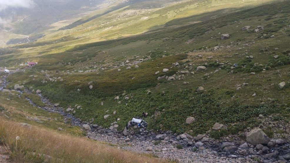 Trabzonda turistleri taşıyan minibüs, uçuruma yuvarlandı: 2 ölü, 4 yaralı