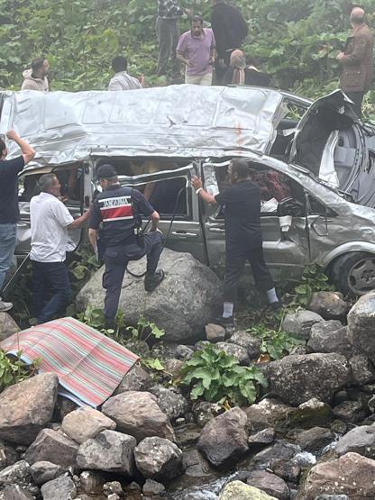 Trabzonda turistleri taşıyan minibüs, uçuruma yuvarlandı: 2 ölü, 4 yaralı