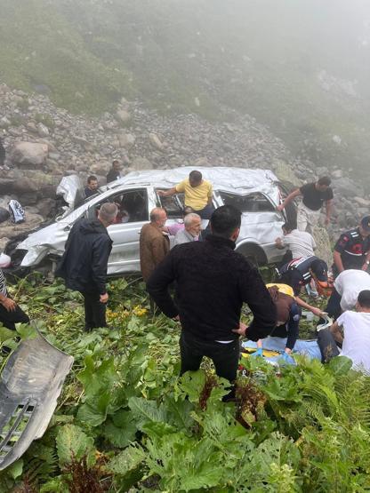 Trabzonda turistleri taşıyan minibüs, uçuruma yuvarlandı: 2 ölü, 4 yaralı