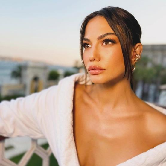 Eşref Rüya’nın Nisan’ı Demet Özdemir Yeni Sezona Hazır Paylaşımları Sosyal Medyayı Yıktı Geçti: Sadelik ve Çekicilik Bir Arada