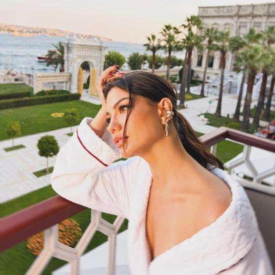 Eşref Rüya’nın Nisan’ı Demet Özdemir Yeni Sezona Hazır Paylaşımları Sosyal Medyayı Yıktı Geçti: Sadelik ve Çekicilik Bir Arada