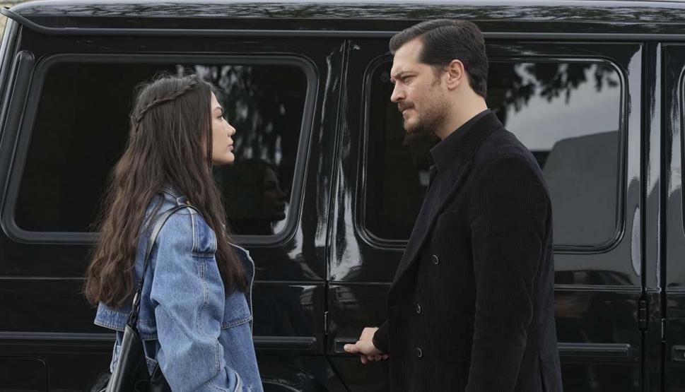 Eşref Rüya’nın Nisan’ı Demet Özdemir Yeni Sezona Hazır Paylaşımları Sosyal Medyayı Yıktı Geçti: Sadelik ve Çekicilik Bir Arada