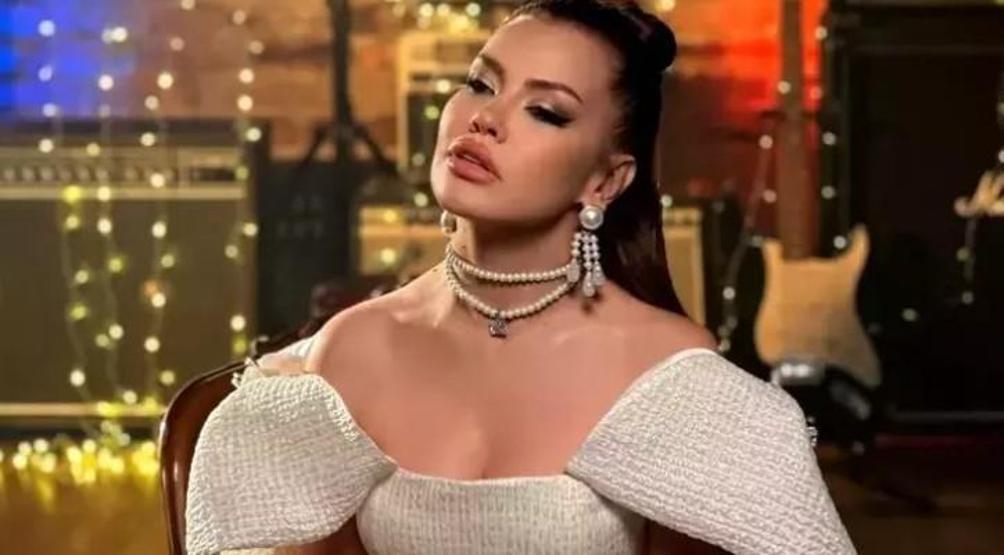 Şarkıcı Lara Hastaneye Kaldırıldı Sedyede Serumlu Hali Sevenlerini Endişelendirdi
