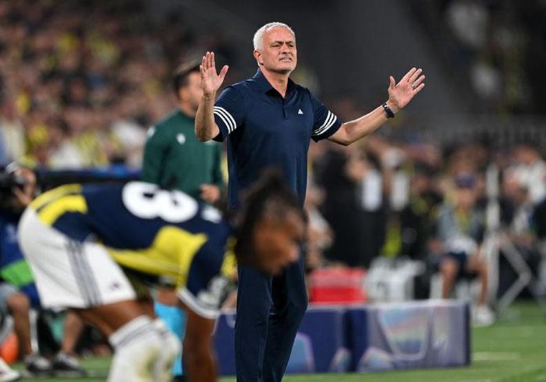 Fenerbahçe, turu rövanşa bıraktı Mourinhoya eleştiri: Birisi rakibin 10 kişi kaldığını söylesin