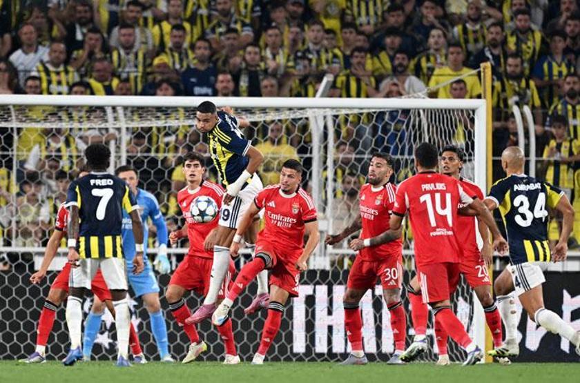 Fenerbahçe, turu rövanşa bıraktı Mourinhoya eleştiri: Birisi rakibin 10 kişi kaldığını söylesin
