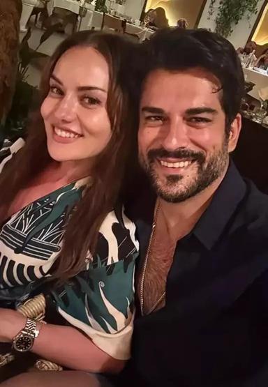 Boşanacakları İddia Edilmişti Fahriye Evcen ve Burak Özçivitten Düşman Çatlatan Paylaşım