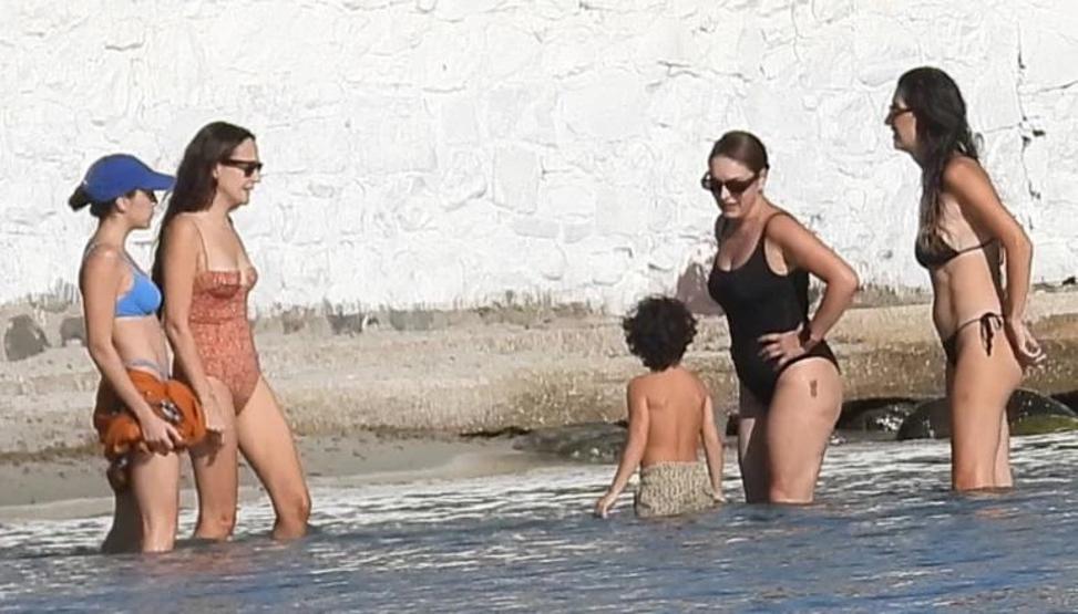 Denizde Sohbet Ezgi Mola, Gupse Özay ve Öykü Karayel Plajda Buluştu