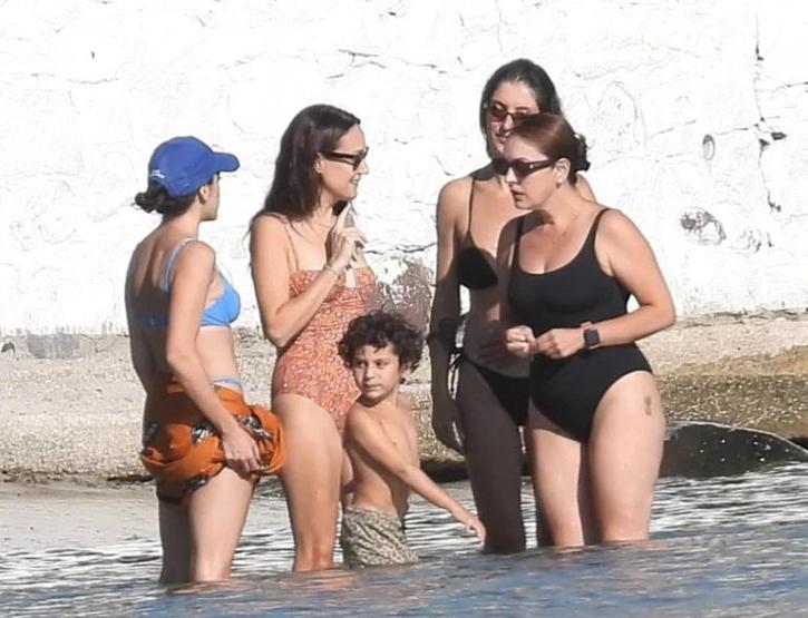 Denizde Sohbet Ezgi Mola, Gupse Özay ve Öykü Karayel Plajda Buluştu