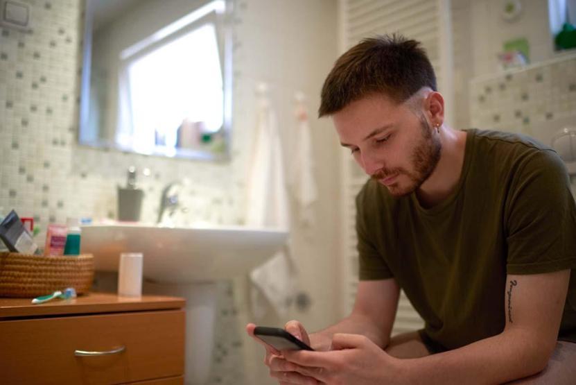 Tuvalette Uzun Süre Telefonla Oyalananlar Aman Dikkat Meğer Bu Hastalığın Bir Numaralı Sebebiymiş Riski Kat Kat Artırıyor
