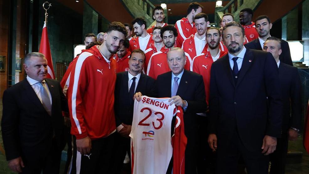 12 Dev Adam Külliyede Cumhurbaşkanı Erdoğan, A Milli Erkek Basketbol Takımını kabul etti