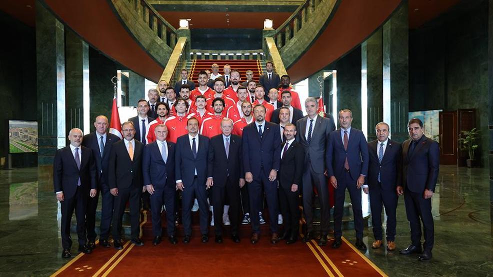 12 Dev Adam Külliyede Cumhurbaşkanı Erdoğan, A Milli Erkek Basketbol Takımını kabul etti