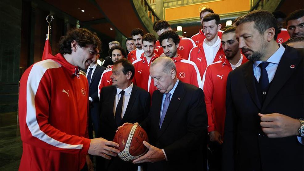 12 Dev Adam Külliyede Cumhurbaşkanı Erdoğan, A Milli Erkek Basketbol Takımını kabul etti