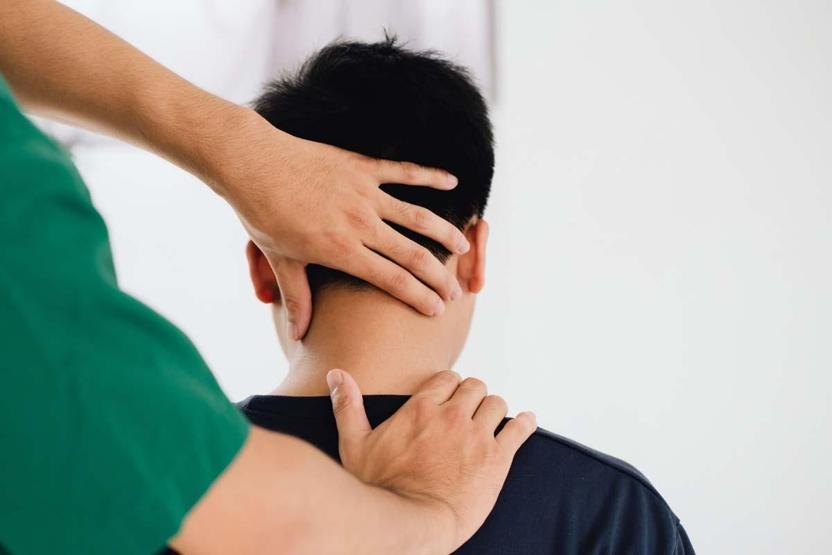 MEME KANSERİ VAKALARINI GEÇTİ Genç Yaşta Yaşanan İnmelerin En Önemli Nedenlerinden Biri Uzman İsim Yeni Tehlikeye Karşı Uyardı: Boynunuza Sakın Dokundurtmayın