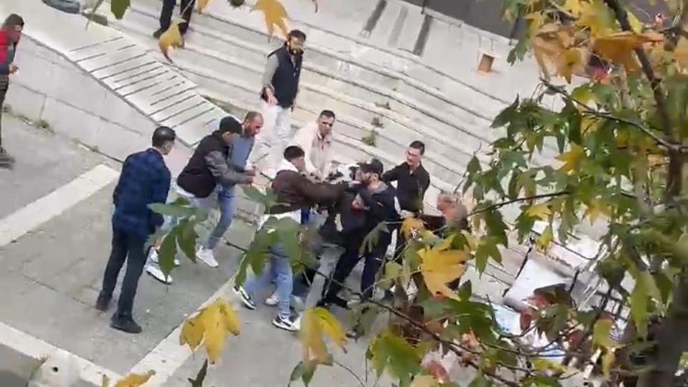 Kolundan tutup numarasını istemişler... 15 yaşındaki kız çocuğuna taciz iddiası: Abi iki kişiyi bıçakladı