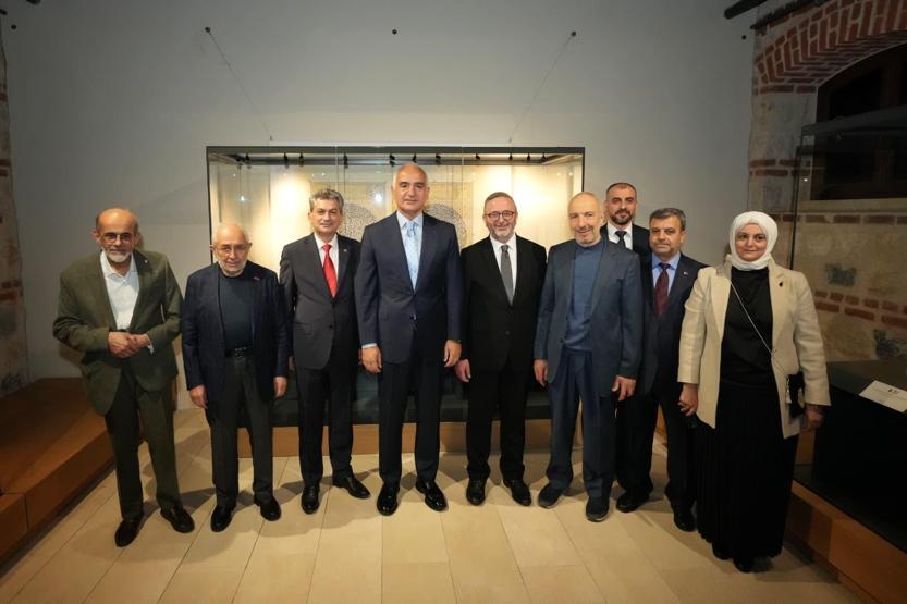 700 YILLIK YAZMA ESERLER İSTANBUL’DA BİR ARAYA GELDİ