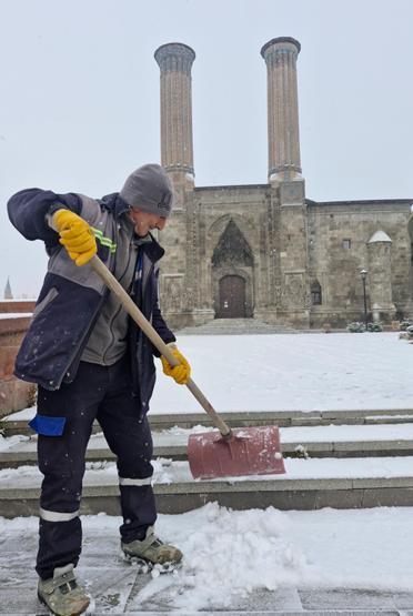 Doğu’da kar kapıyı çaldı: Erzurum ve Erzincan beyaza büründü