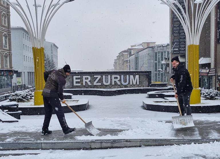 Doğu’da kar kapıyı çaldı: Erzurum ve Erzincan beyaza büründü
