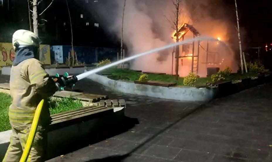 Beylikdüzünde çocuk parkı alev alev yandı