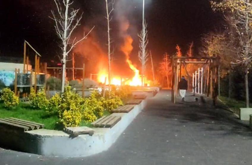 Beylikdüzünde çocuk parkı alev alev yandı