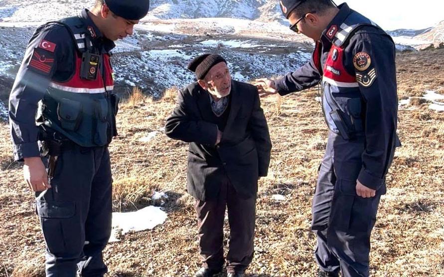 Ayakları çamur diye araca binmek istemedi Jandarmadan duygulandıran yanıt