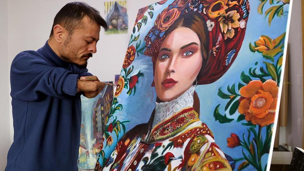 Engel tanımayan sanat: Vedat Kiyat dirsekleriyle hayata resim çiziyor
