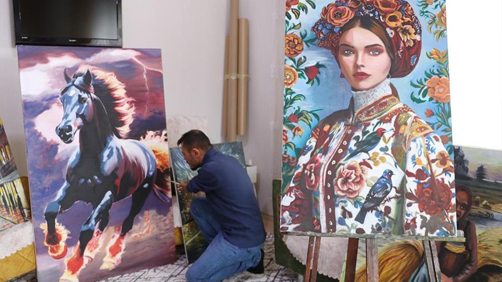 Engel tanımayan sanat: Vedat Kiyat dirsekleriyle hayata resim çiziyor