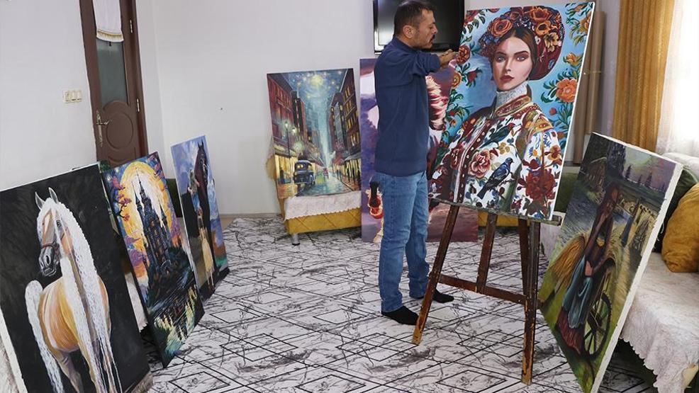 Engel tanımayan sanat: Vedat Kiyat dirsekleriyle hayata resim çiziyor