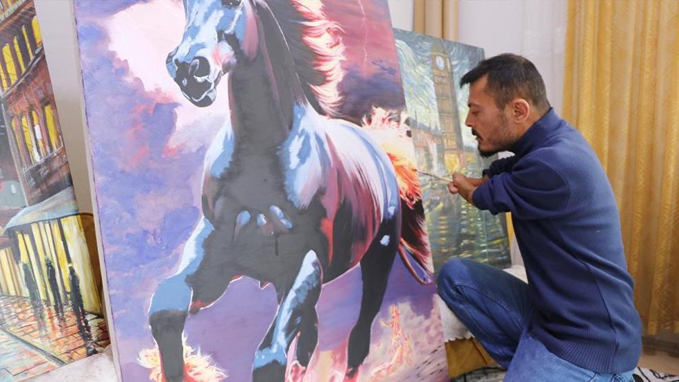 Engel tanımayan sanat: Vedat Kiyat dirsekleriyle hayata resim çiziyor