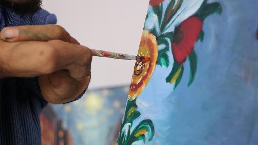 Engel tanımayan sanat: Vedat Kiyat dirsekleriyle hayata resim çiziyor