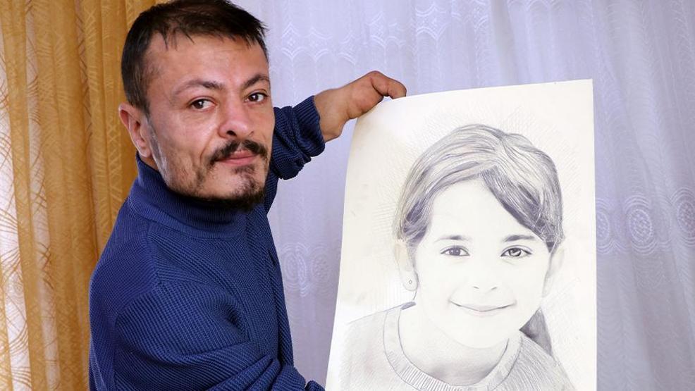 Engel tanımayan sanat: Vedat Kiyat dirsekleriyle hayata resim çiziyor