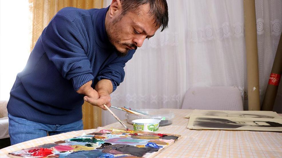 Engel tanımayan sanat: Vedat Kiyat dirsekleriyle hayata resim çiziyor