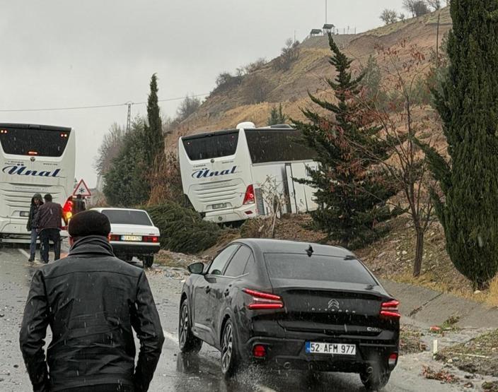 Adıyamanda kafa kafaya facia: 3 ölü, 3 yaralı Ortalık savaş alanına döndü