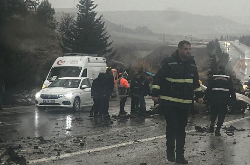 Adıyamanda kafa kafaya facia: 3 ölü, 3 yaralı Ortalık savaş alanına döndü