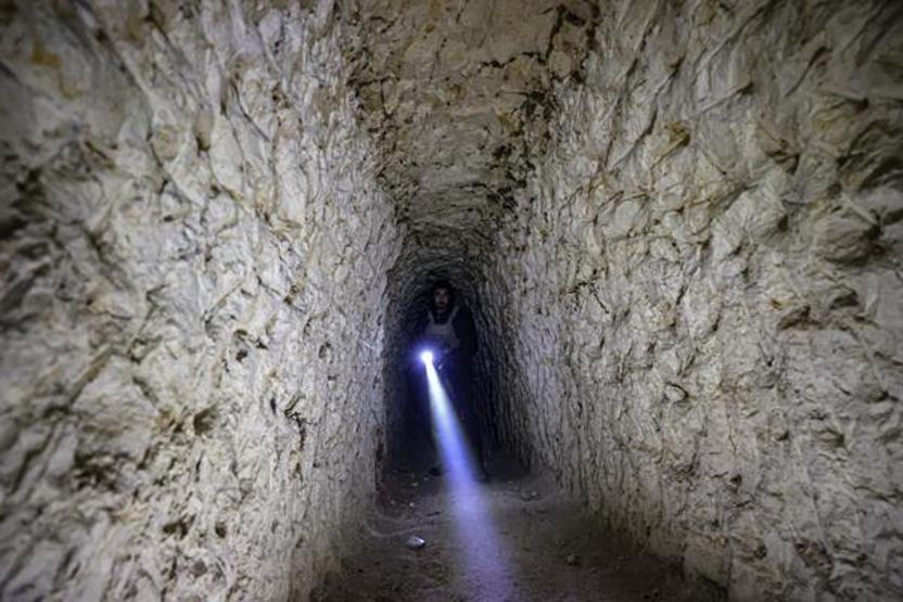 Vinçli mekanizma ile iniliyor İşte Halepteki yer altı tünelleri