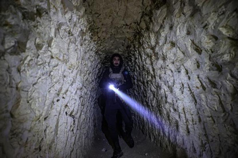 Vinçli mekanizma ile iniliyor İşte Halepteki yer altı tünelleri