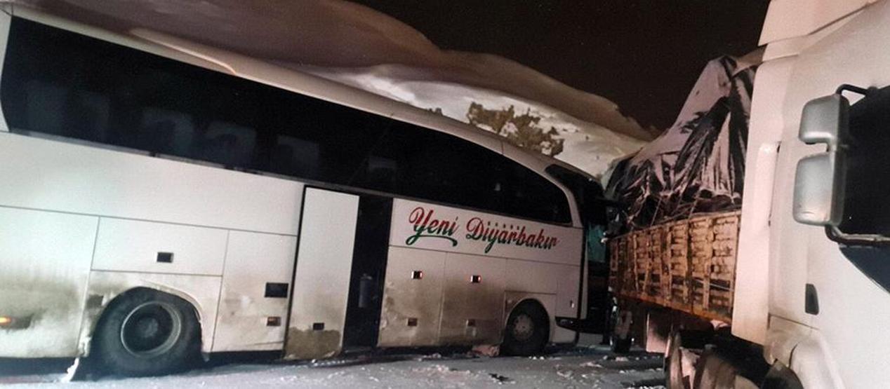 Bingöl’de yolcu otobüsü, TIR’a çarptı: 3 yaralı