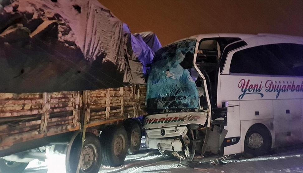Bingöl’de yolcu otobüsü, TIR’a çarptı: 3 yaralı