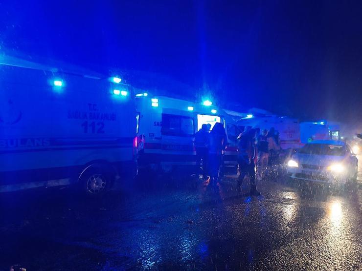 Bingöl’de yolcu otobüsü, TIR’a çarptı: 3 yaralı