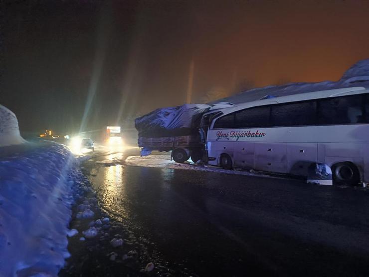 Bingöl’de yolcu otobüsü, TIR’a çarptı: 3 yaralı