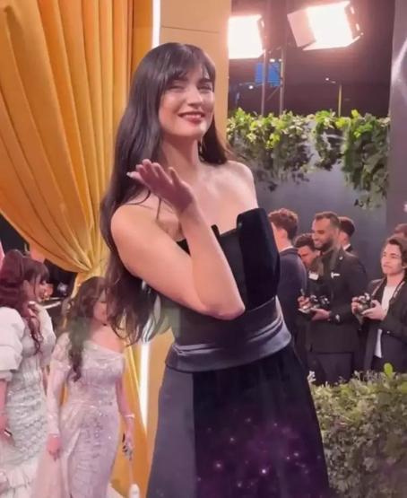 Tuba Büyüküstün Joy Awards’ta sunucuya verdiği cevapla gündem oldu