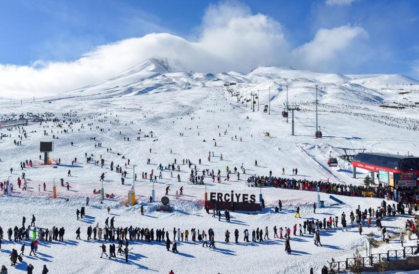 Erciyes Kayak Merkezine sömestirenin ilk hafta sonunda 250 bin ziyaretçi