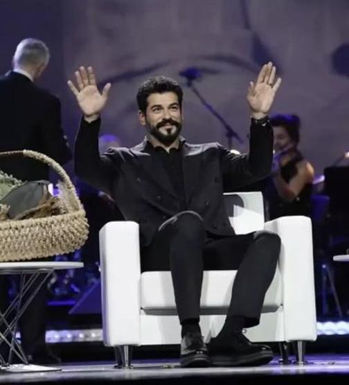 Burak Özçivit Joy Awards’ta neden yok “Kara liste” iddiası magazini karıştırdı