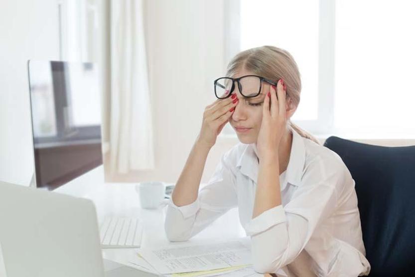 Ofis Çalışanları ve Öğrenciler İçin Gizli Tehdit Gözleri Bitiriyor, Baş Ağrılarını Tetikliyor Dijital Göz Yorgunluğu Nasıl Azaltılır Basit Çözümler
