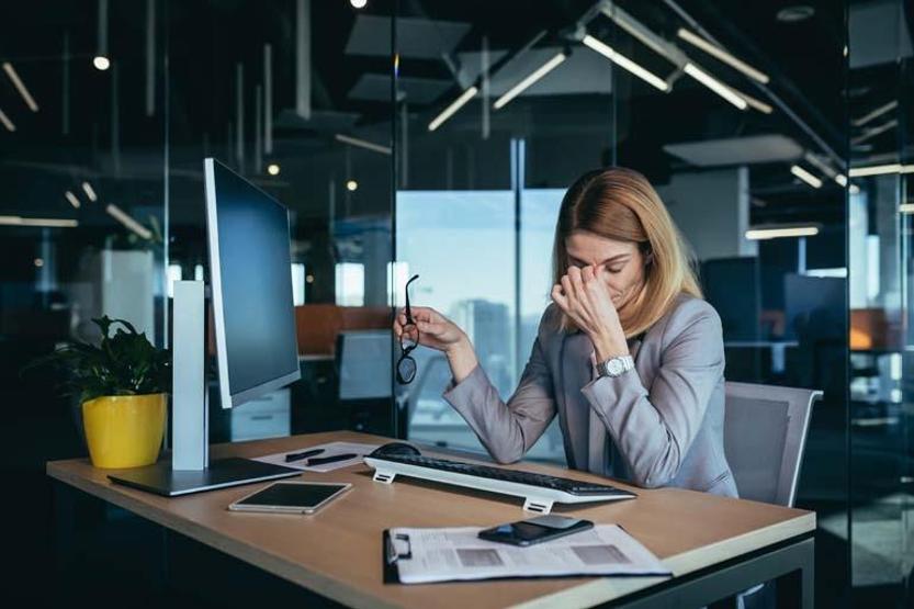 Ofis Çalışanları ve Öğrenciler İçin Gizli Tehdit Gözleri Bitiriyor, Baş Ağrılarını Tetikliyor Dijital Göz Yorgunluğu Nasıl Azaltılır Basit Çözümler