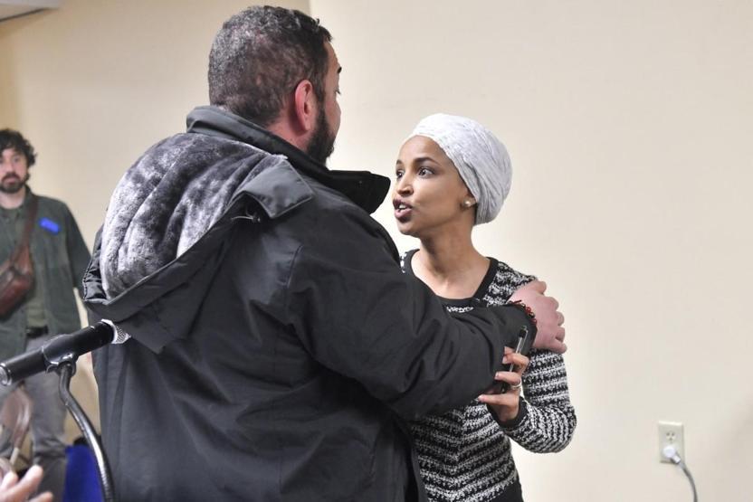 ABDde şok anlar...Trumpın sıklıkla hedef aldığı Ilhan Omara saldırı Şırıngayla yaklaştı...