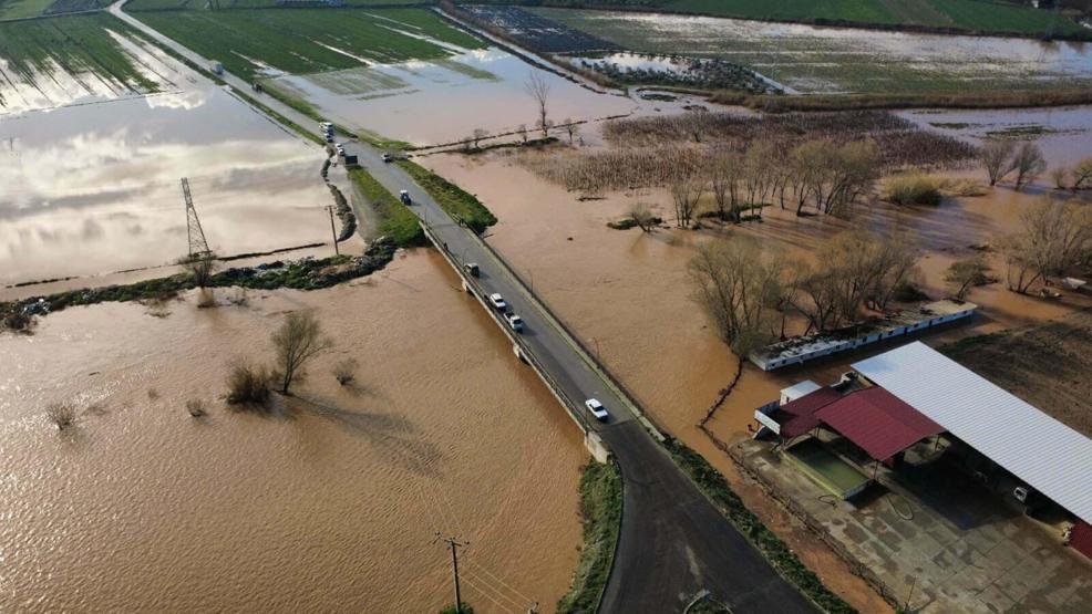 Manisayı sağanak vurdu: Köprü yıkıldı, yollar kapandı