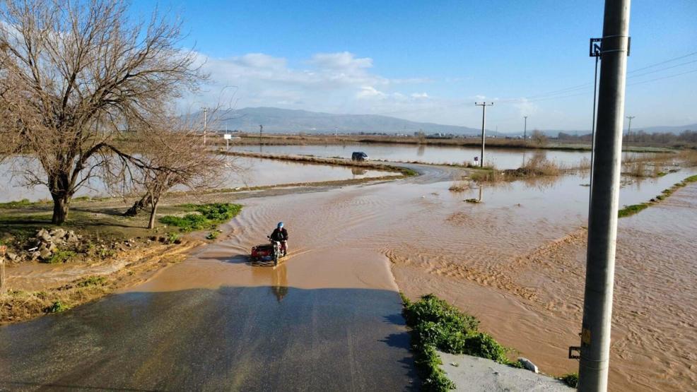 Manisayı sağanak vurdu: Köprü yıkıldı, yollar kapandı