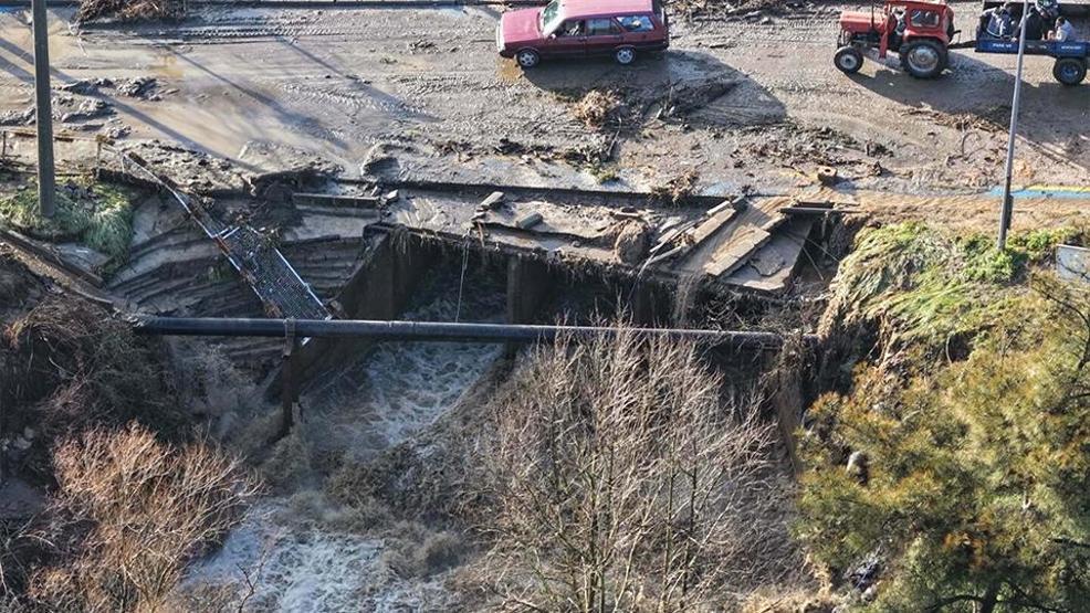 Manisayı sağanak vurdu: Köprü yıkıldı, yollar kapandı