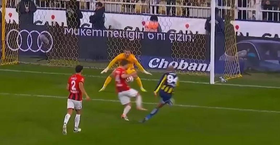 Fenerbahçe - Gençlerbirliği maçı sonrası tartışmalı pozisyonlar değerlendirildi: Kırmızı kart görmeliydi...