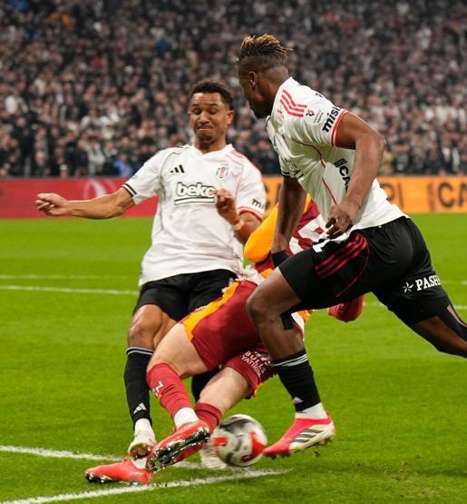 Beşiktaş-Galatasaray derbisinin tartışmalı pozisyonları incelendi: Penaltı, kırmızı kart